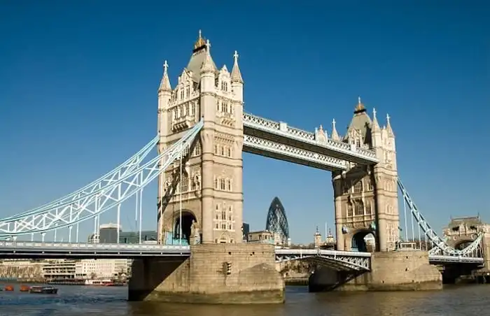 Бутылка пива разбила стеклянный пол Тауэрского моста