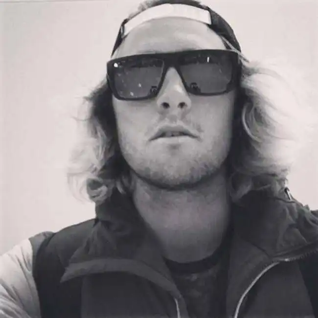 Акула атаковала серфера