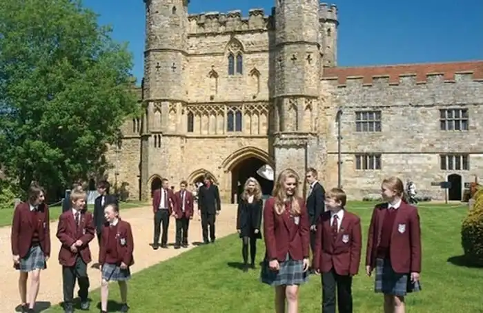 В Великобритании возраст в 13 лет стал нормой для сексуальных отношений