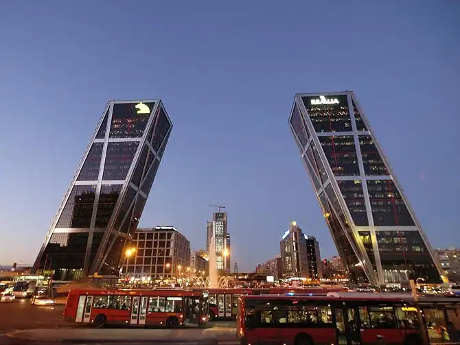 Здания с наклоном