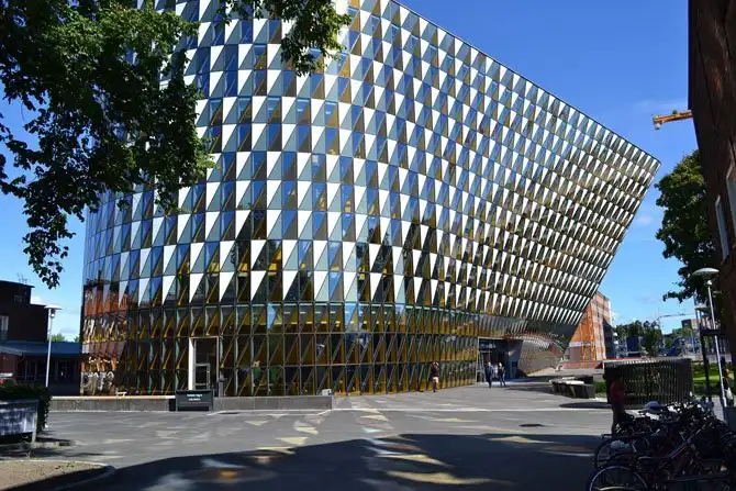 Здания с наклоном