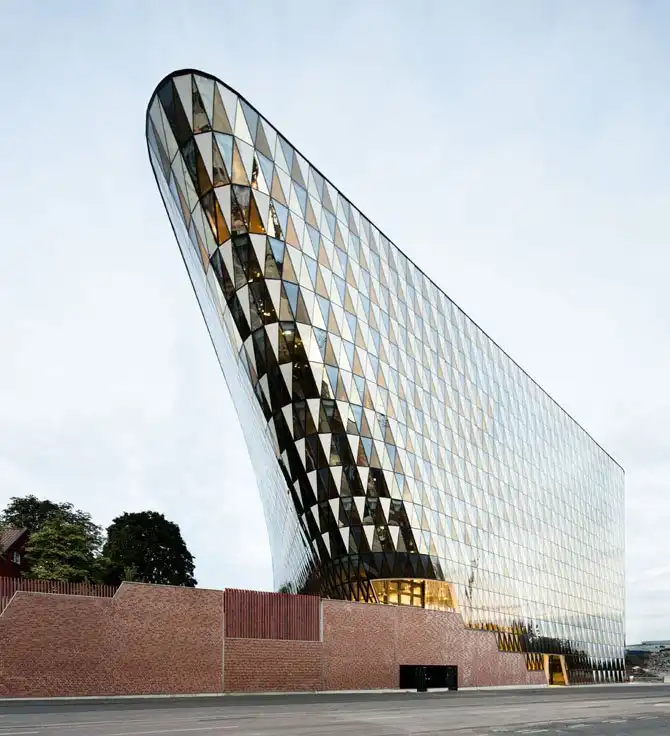 Здания с наклоном