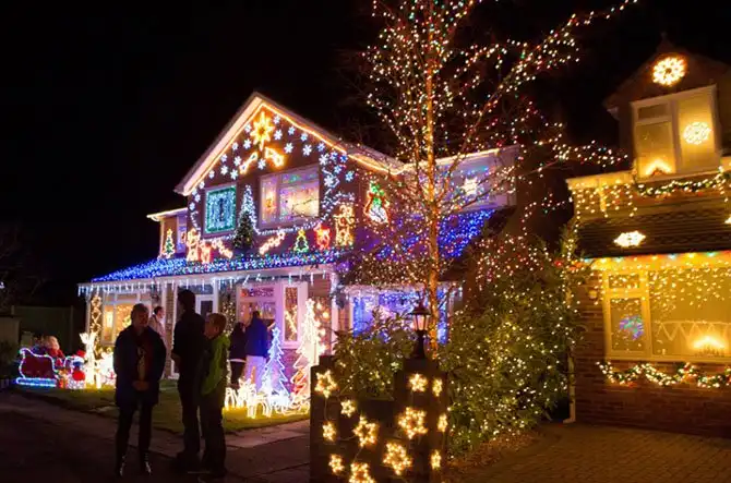 Необычные рождественские световые украшения на британских домах