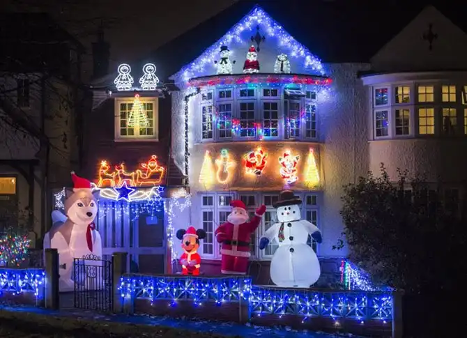 Необычные рождественские световые украшения на британских домах
