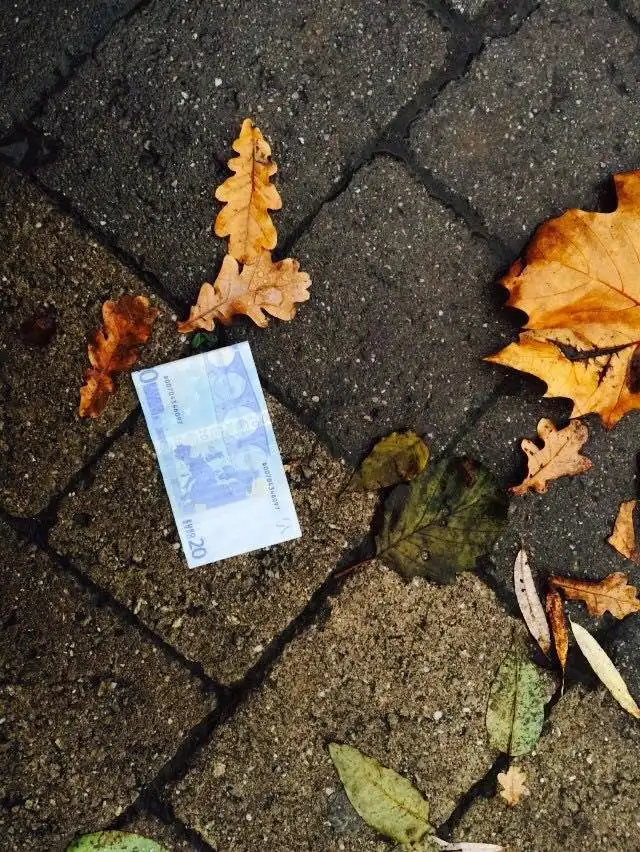 Прогулка по деревушке, где с неба падают евро