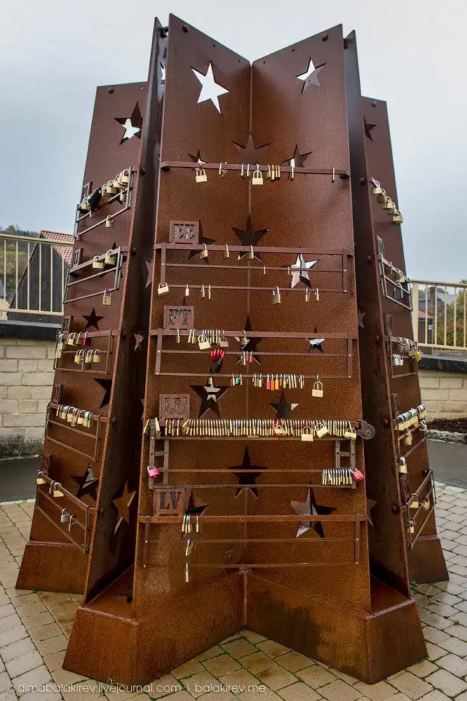 Прогулка по деревушке, где с неба падают евро