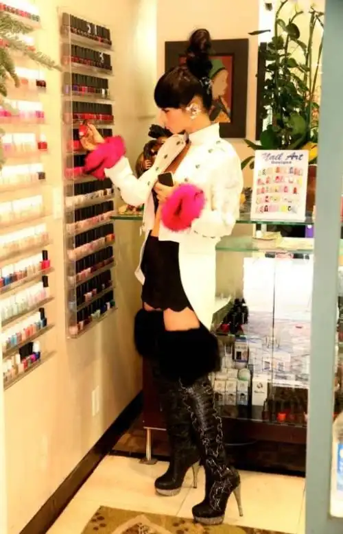 Актриса Бай Лин выбрала очень откровенный наряд для похода в салон красоты