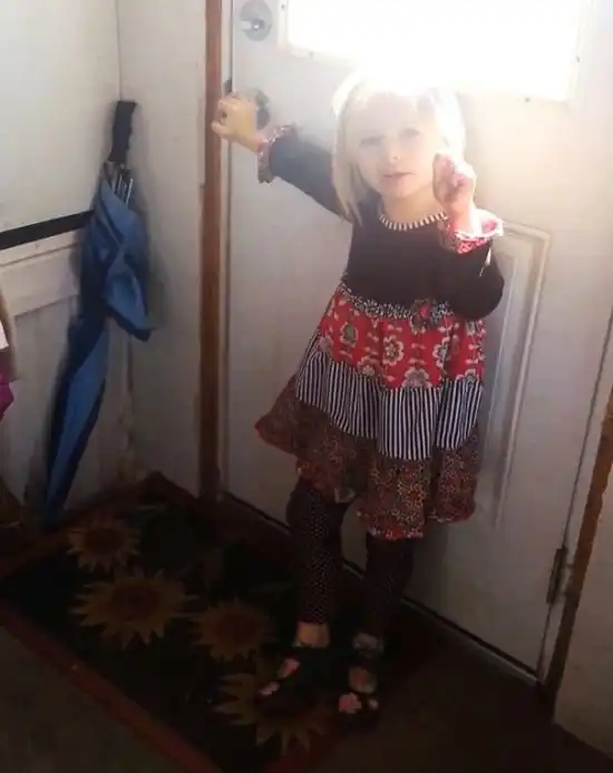 Девочка привела в дом теленка