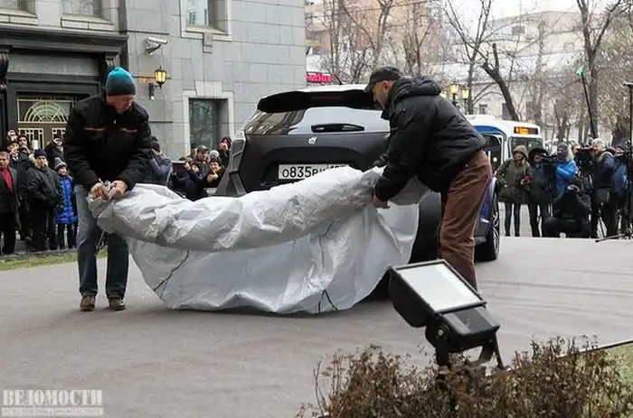 Жириновский получил от Прохорова «ё-мобиль»