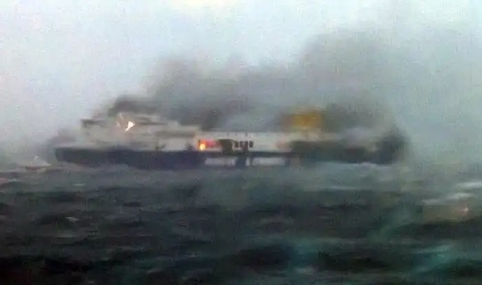 В Адриатическом море спасают пассажиров горящего парома