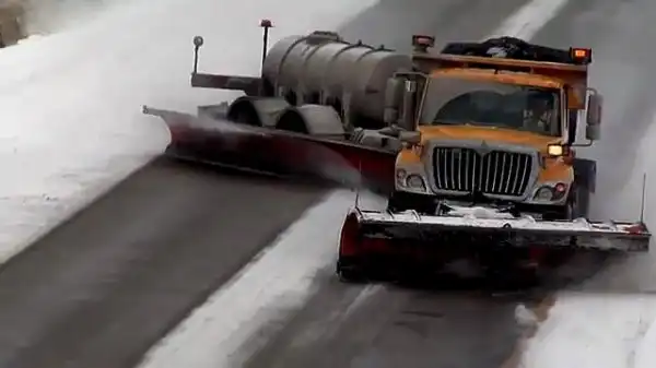 Крутой чистильщик снега, когда тропинку замело снегом