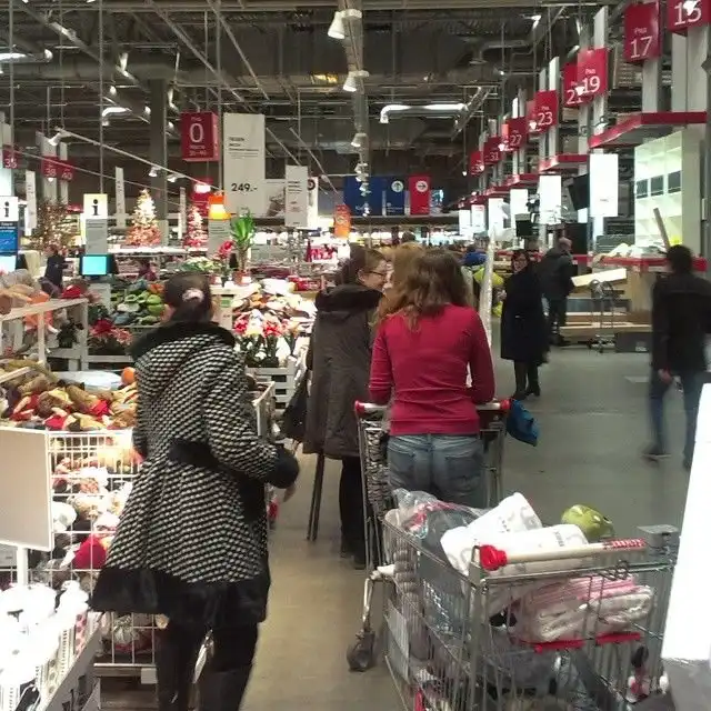 Ажиотаж утих, и в магазинах остались пустые полки