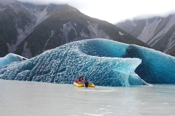 В Антарктиде обнаружили перевернутый айсберг