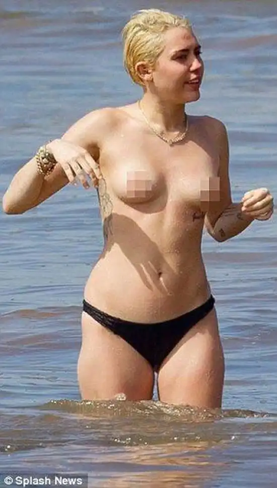 Майли Сайрус топлес резвится с сыном Шварценеггера на пляже