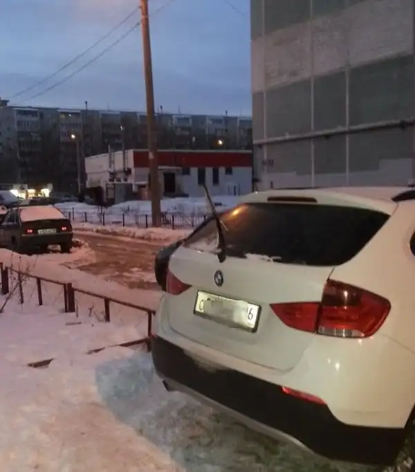 Тонкий намек любителю парковки на тротуарах