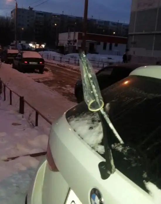 Тонкий намек любителю парковки на тротуарах