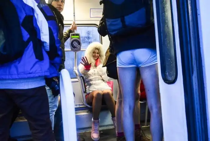 Бесстыжие пассажиры или как проходит акция The No Pants Subway Ride