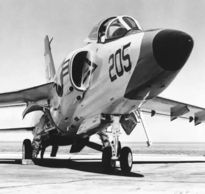 Как американский летчик подбил собственный самолет