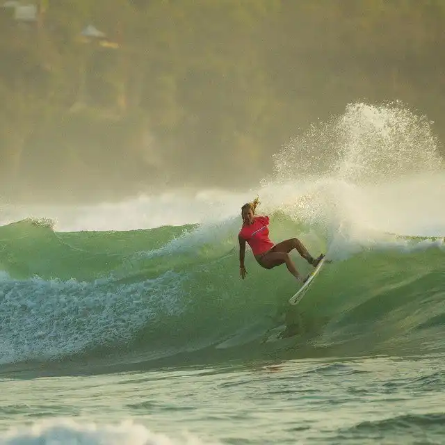 Стойкая американка продолжает заниматься серфингом, несмотря на инвалидность и беременность