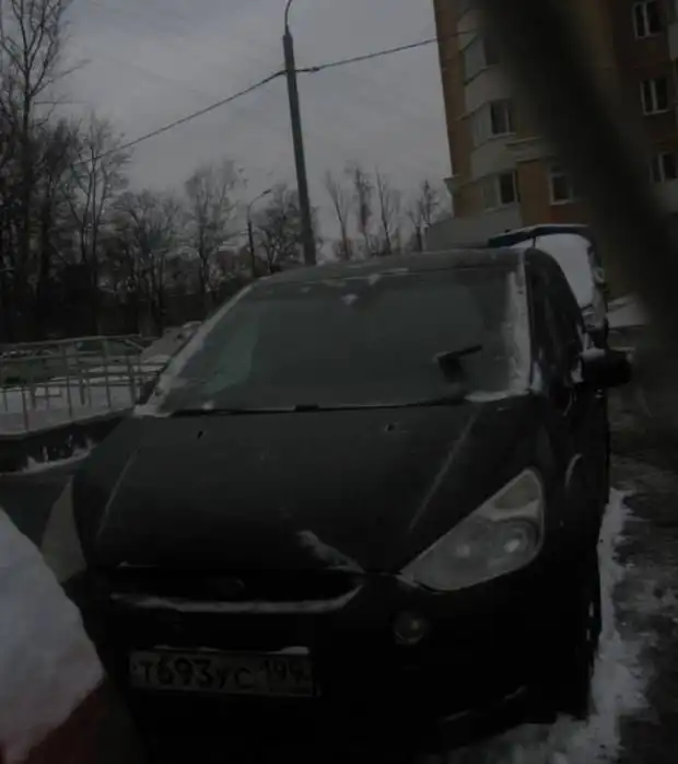 Одно из возможных последствий ночной парковки автомобиля во дворе