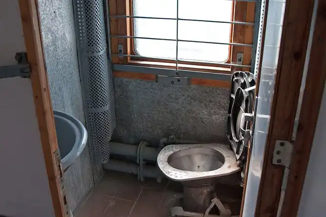 Как выглядит вагон для перевозки заключенных