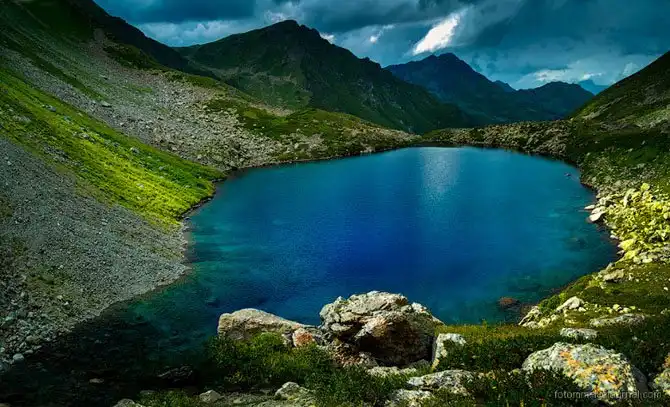 Путешествие по озеру Семицветное на Кавказе