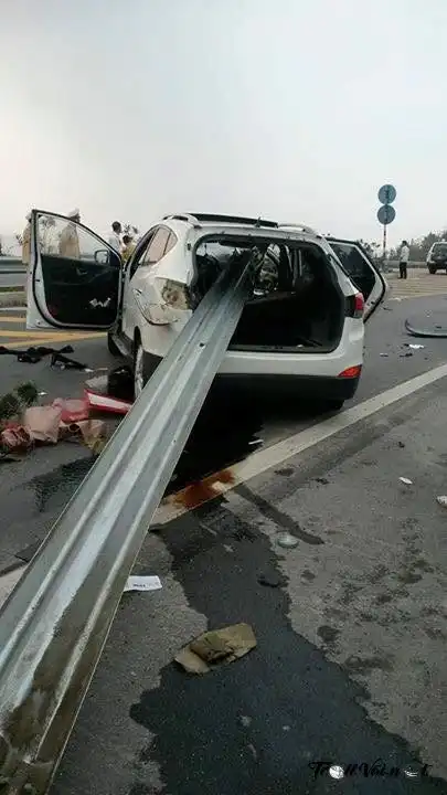 Автомобиль проткнуло отбойником