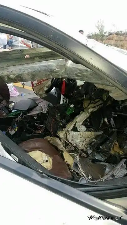 Автомобиль проткнуло отбойником