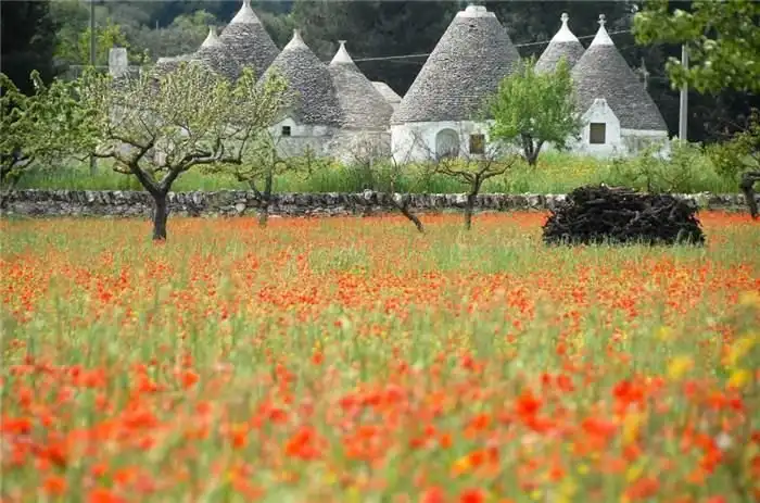 Разборные домики трулли в итальянском городке Альберобелло