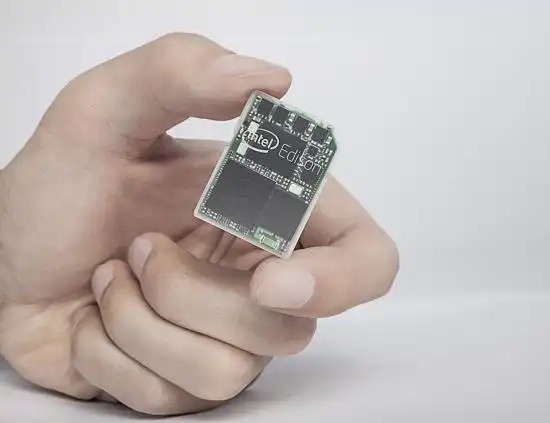 Микрокомпьютер Intel Edison уже доступен для предзаказа в России.