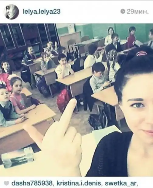 Фото практикантки педагогического колледжа на фоне учеников