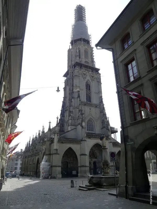 Очарование старины Берна в обрамлении цветов