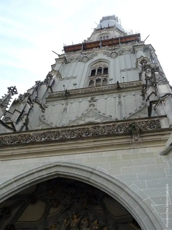 Очарование старины Берна в обрамлении цветов