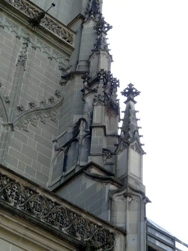 Очарование старины Берна в обрамлении цветов