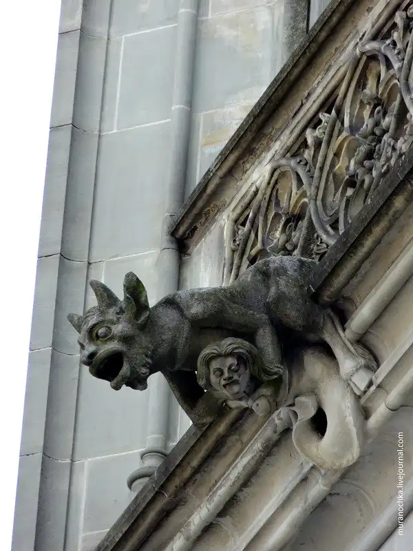 Очарование старины Берна в обрамлении цветов