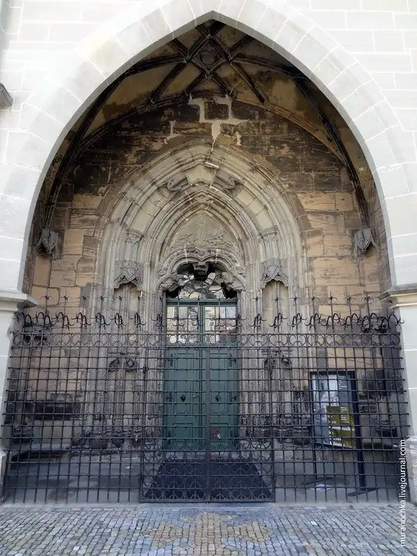 Очарование старины Берна в обрамлении цветов