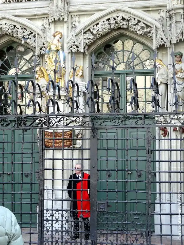 Очарование старины Берна в обрамлении цветов