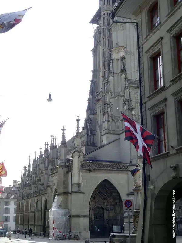 Очарование старины Берна в обрамлении цветов