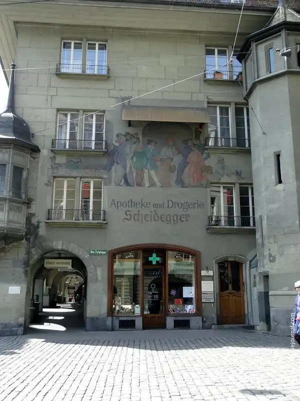 Очарование старины Берна в обрамлении цветов