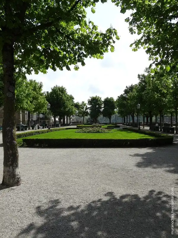 Очарование старины Берна в обрамлении цветов