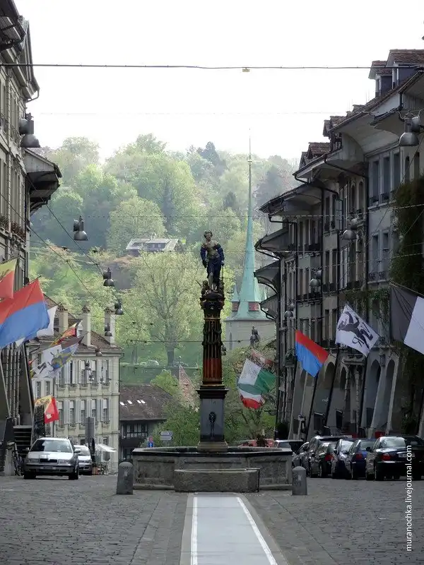 Очарование старины Берна в обрамлении цветов