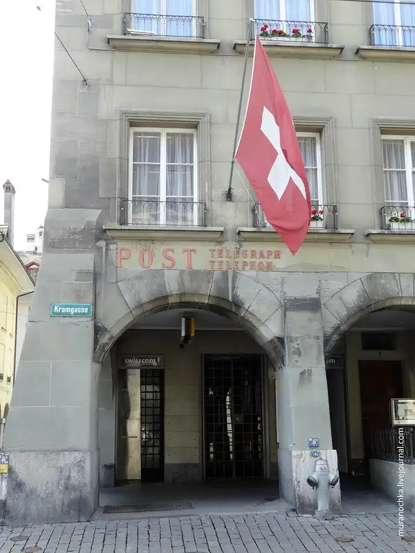 Очарование старины Берна в обрамлении цветов