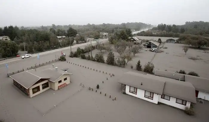 В Чили толстый слой вулканического пепла покрыл населенные пункты близ вулкана Кальбуко