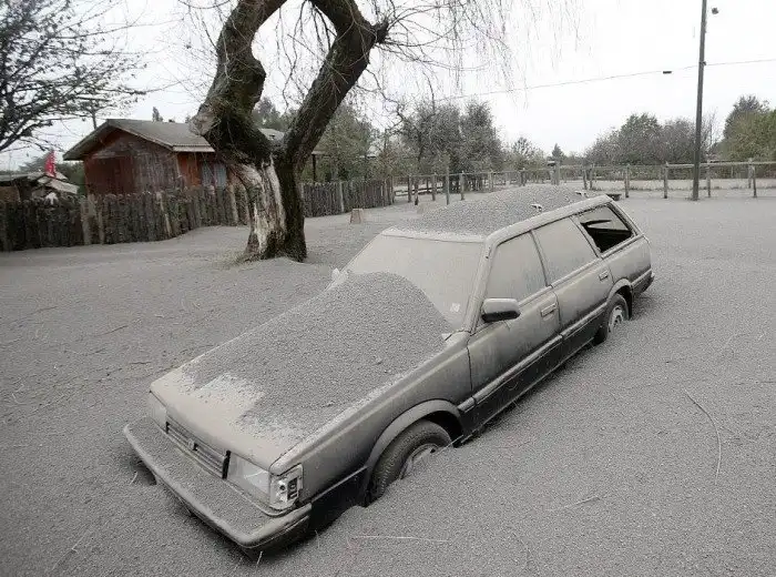 В Чили толстый слой вулканического пепла покрыл населенные пункты близ вулкана Кальбуко