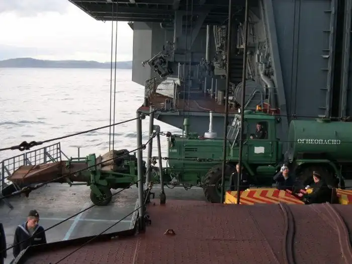 Какие автомобили можно встретить на борту авианосца «Адмирал Кузнецов»