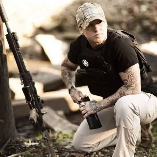 Девушка-ветеран вооруженных сил США ловит браконьеров в Африке