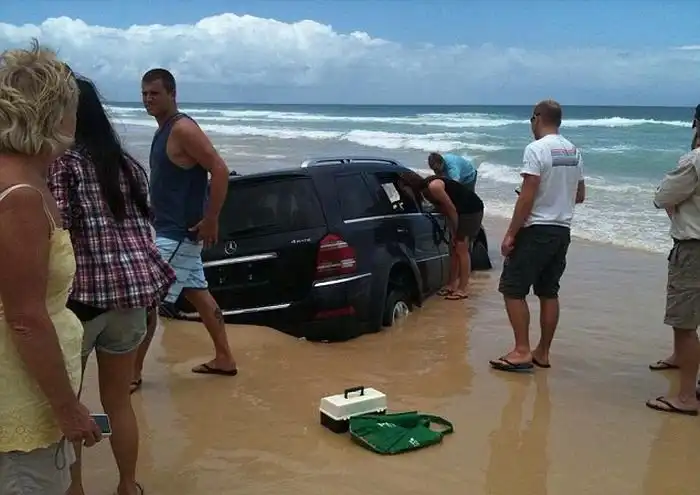 Полный привод не справился с мокрым песком