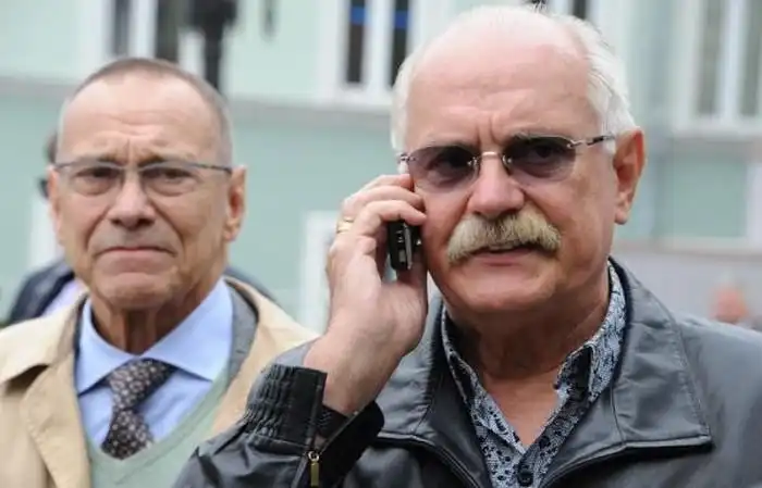 Никита Михалков и Андрей Кончаловский предложили открыть отечественный фаст-фуд «Едим дома!»