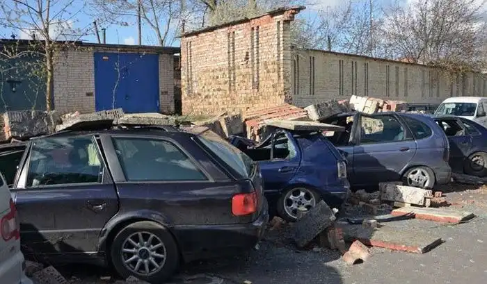 В Бресте штормовой ветер обрушил кирпичную стену на припаркованные автомобили