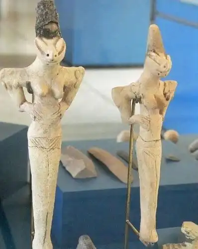 Древние статуэтки рептилоидов ?